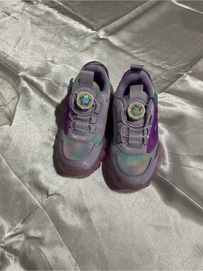 Kids  Purple Iridescent Sneakers with Easy Dial Closure